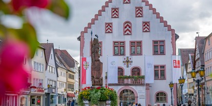 Reisemobilstellplatz - Kirchheim (Landkreis Würzburg) - Marktplatz mit Altem Rathaus - Wohnmobilstellplatz Bad Mergentheim