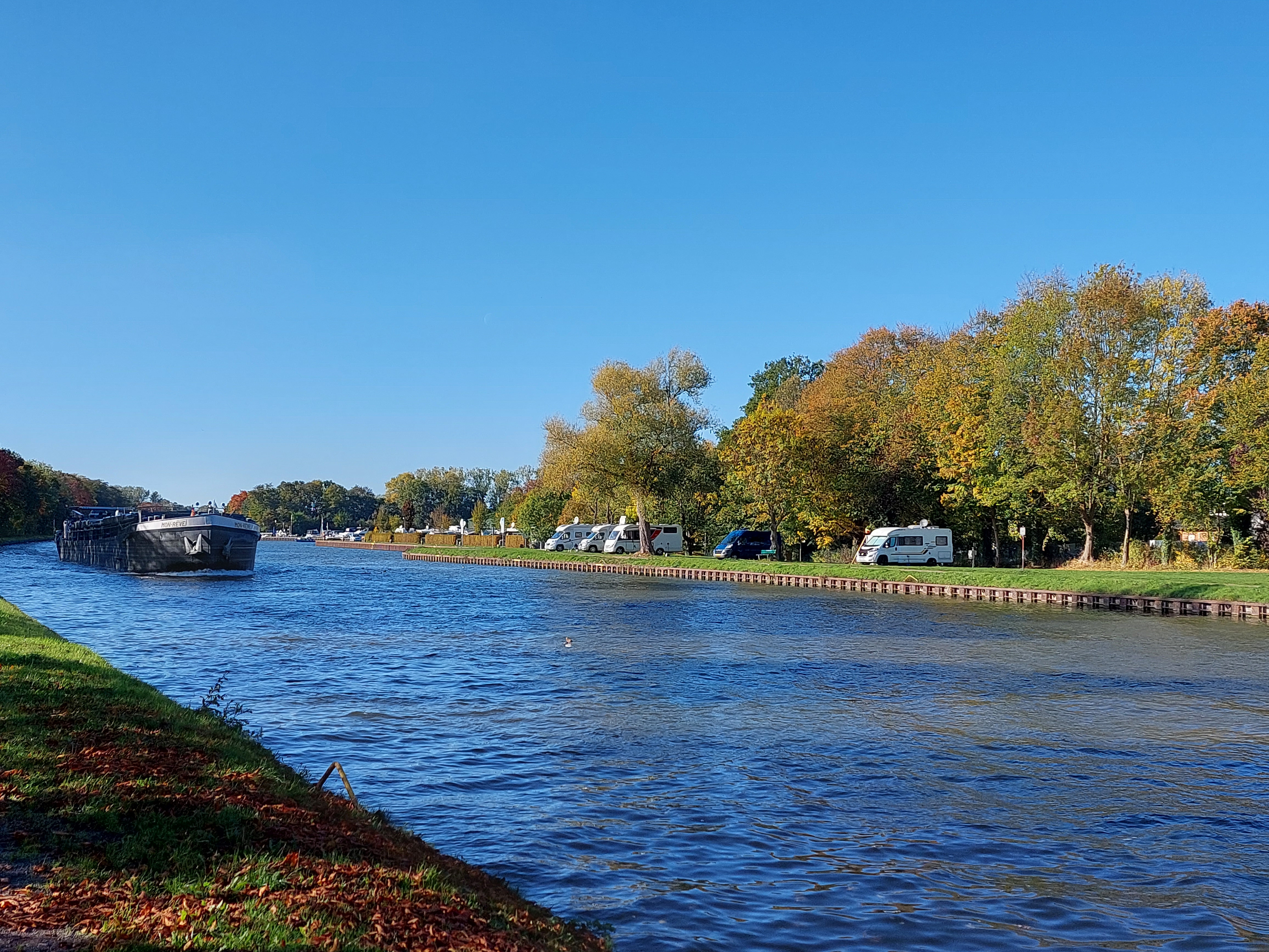 Wohnmobilstellplatz - "Schiffe gucken" ist bei uns garantiert - Campingplatz "Am Hahler Hafen"