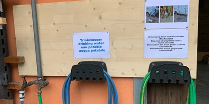 Reisemobilstellplatz - Wohnwagen erlaubt - Unterbäch VS - Trinkwasser und Reinigungsschlau - Stellplatz Lampertji 6 Gampel