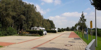 Motorhome parking space - Tennis - Holtgast - Wohnmobilstellplatz Wichter Weg