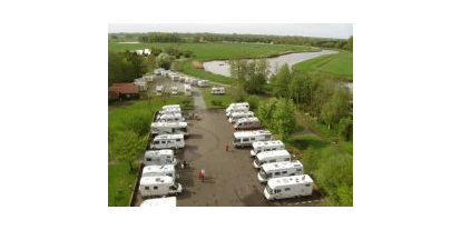 Posto auto camper - Angelmöglichkeit - Schwerinsdorf - Luftaufnahme des Reisemobilstellplatzes in Detern mit Blick auf die Jümme - Reisemobilhafen in Detern