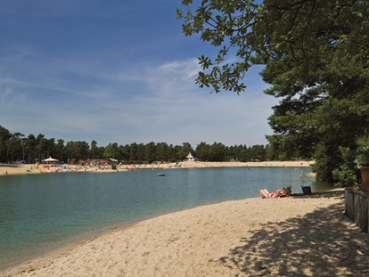 Reisemobilstellplatz - Umgebungsschwerpunkt: See - Südsee-Naturbadesee mit weichem, weißen Sandstrand und großem Spielplatz an der Kinderbadebucht  - Übernachtungsoase Südsee-Camp