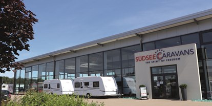 Reisemobilstellplatz - Südsee-Caravans an der A7 mit Fahrzeugen verschiedener Hersteller, Outdoor Shop, Werkstatt und Waschanlage für Reisemobile und Wohnwagen - Übernachtungsoase Südsee-Camp