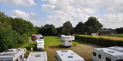 Motorhome parking space - Wohnwagen erlaubt - Quickborn (Kreis Pinneberg) - Stellplatz Tante Henni - Camping Tante Henni