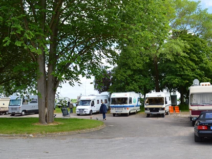 Place de parking pour camping-car - Art des Stellplatz: bei Gewässer - Garding - Wohnmobilhafen Kapitänshaus