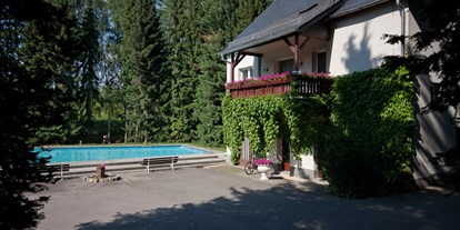 Motorhome parking space - Swimmingpool - Saxony - Frreibad - Hotel Zur Lochmühle