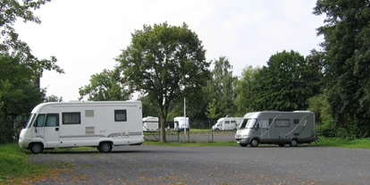 Posto auto camper - Nörten-Hardenberg - Beschreibungstext für das Bild - Stellplatz am Hallen- und Freibad