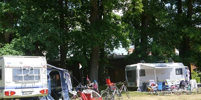 Place de parking pour camping-car - WLAN: teilweise vorhanden - Basse-Saxe - Idyllischer Platz unter hohen Eichen - Hof am Kolk