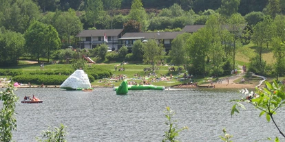 Reisemobilstellplatz - Bademöglichkeit für Hunde - See mit Wasserspielgeräten - Wohnmobilstellplatz Kronenburger See