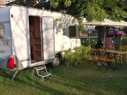 Place de parking pour camping-car - Wohnwagen erlaubt - Radebeul - Mietcaravan "Lena" - Campingplatz "Altjessen 57"