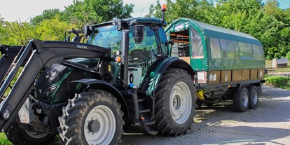 Motorhome parking space - Wellness - Planwagen mit Traktor bis 25 Pers. buchbar - Ferienhotel Stockhausen