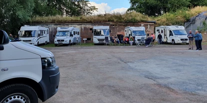 Motorhome parking space - Duschen - Oederquart - Vorderer Teil , Einfahrt links - Wohnmobilstellplatz in der Festung Grauerort