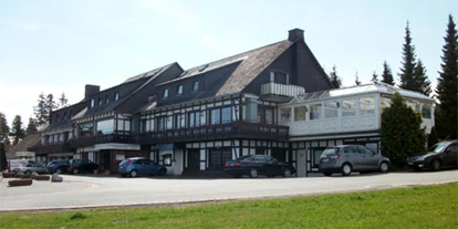 Plaza de aparcamiento para autocaravanas - Hallenbad - Sauerland - Aussenansicht des Hotels - Hotel Der Schöne Asten Resort Winterberg