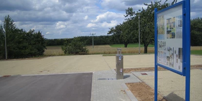 Plaza de aparcamiento para autocaravanas - Frischwasserversorgung - Konz - Blick auf den Parkplatz - Reisemobilstellplatz am PerlBad
