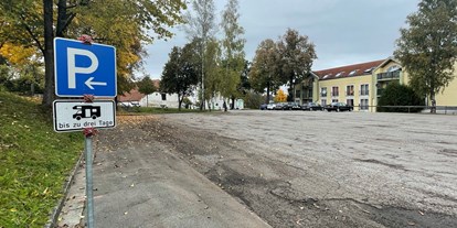 Motorhome parking space - öffentliche Verkehrsmittel - Rattenberg (Landkreis Straubing-Bogen) - Parkplatz an der Stadthalle - P 2