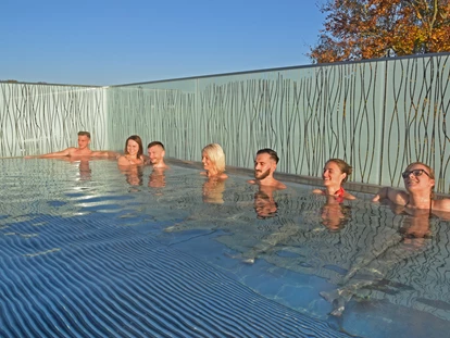 Reisemobilstellplatz - Art des Stellplatz: bei Freibad - Münchberg - Entspannen im Skypool im Saunaland der Therme Bad Steben - Wohnmobilstellplatz an der Therme Bad Steben