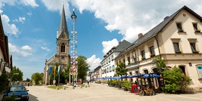 Reisemobilstellplatz - Umgebungsschwerpunkt: Berg - Bischofsgrün - vom Stellplatz zur Ortsmitte am Marktplatz sind es nur ca. 300 Meter - Wohnmobilstellplatz Bischofsgrün