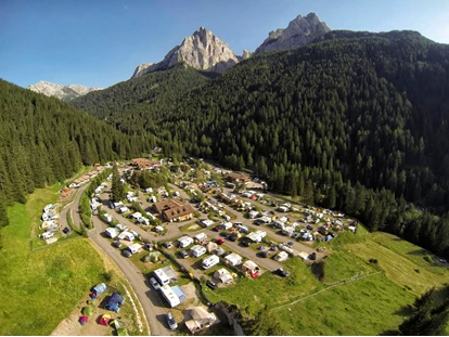 Reisemobilstellplatz - Umgebungsschwerpunkt: Berg - Campingplatz - Stellplatz im Camping Vidor Family & Wellness Resort