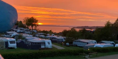 Parkeerplaats voor camper - SUP Möglichkeit - Farso - Amazing sunsets over the Limfjord.  - Hjarbæk Fjord Camping