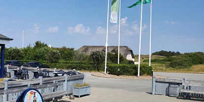 Plaza de aparcamiento para autocaravanas - Frischwasserversorgung - Dinamarca - Die Camping.info-Award Fahne bei der Einfahrt des Campingplatzes - Skiveren Camping