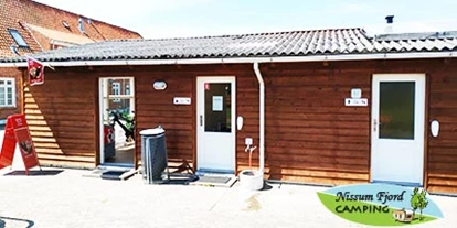 Reisemobilstellplatz - öffentliche Verkehrsmittel - Ulfborg - Reception, kitchen and toilets with bathroom - Nissum Fjord Camping