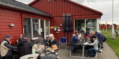 Posto auto camper - öffentliche Verkehrsmittel - Farso - hyggeaften ved klubhus - Sundsøre Lystbådehavn