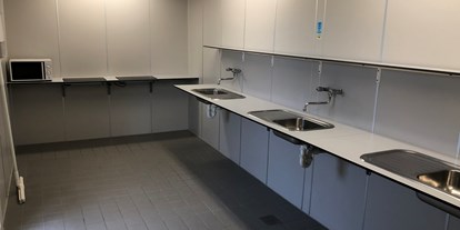 Motorhome parking space - Wohnwagen erlaubt - Denmark - 3 Küchen für Camper - A35 Sindal Camping Dänemark Kanuverleih
