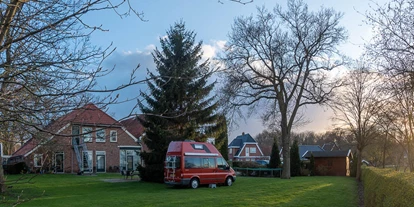 Place de parking pour camping-car - Stromanschluss - Nieuw-Dordrecht - Achteraanzicht Hotel waar de camping is. - Camping de Waalehof