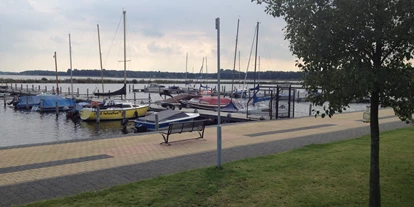 Plaza de aparcamiento para autocaravanas - Art des Stellplatz: bei Gewässer - Zeegse - Jachthaven Midwolda