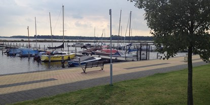 Motorhome parking space - WLAN: nur um die Rezeption vorhanden - Netherlands - Jachthaven Midwolda