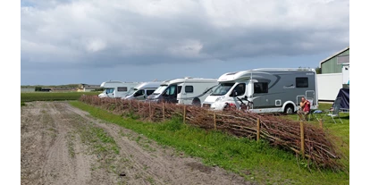 Reisemobilstellplatz - Grauwasserentsorgung - Spanbroek - Camping met op de achtergrond de duinen naar de Noordzee. - SVR Camping Mariahoeve