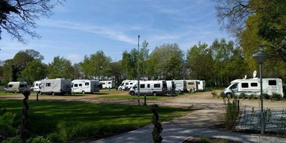Motorhome parking space - Wohnwagen erlaubt - Netherlands - blick von gebäude auf denn stellplatz - Campercamping Bentelose Esch