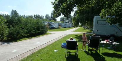 Parkeerplaats voor camper - Den Oever - Camping de Boerenzwaluw, Zijdewind, Noord-Holland, Nederland - Camping de Boerenzwaluw