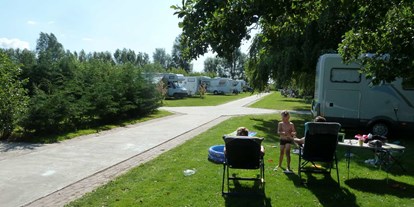 Motorhome parking space - Grauwasserentsorgung - De Weere - Camping de Boerenzwaluw, Zijdewind, Noord-Holland, Nederland - Camping de Boerenzwaluw