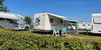 Reisemobilstellplatz - WLAN: am ganzen Platz vorhanden - Oud Gastel - Camperplaats Jachthaven Biesbosch