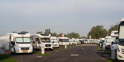 Reisemobilstellplatz - Umgebungsschwerpunkt: Fluss - Oud Gastel - Camperplaats Jachthaven Biesbosch