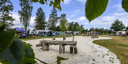 Motorhome parking space - Duschen - Bunnik - Campingplatz Feld de Hoef - Camping Recreatiepark De Lucht