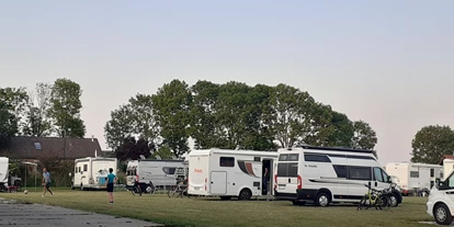 Plaza de aparcamiento para autocaravanas - Deil - Camperplaatsen op gras - Campererf Biezenhoeve