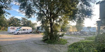 Motorhome parking space - Hunde erlaubt: keine Hunde - Wassenaar - Gepflasterter, überdachter Hof, ganzjährig geöffnet - Camperplaats Buitenplaats Molenwei