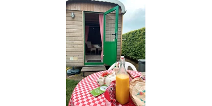 Motorhome parking space - Leende - Overnachtingen met ontbijt in de logeerwagen  - Minicamping de Heibloem