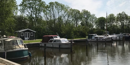 Posto auto camper - Nes (Friesland) - Minicamping en Recreatiehaven it Kattegat – Ried