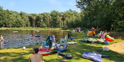 Reisemobilstellplatz - Wohnwagen erlaubt - Zwemvijver op de camping. - Camping de Bosrand Spier