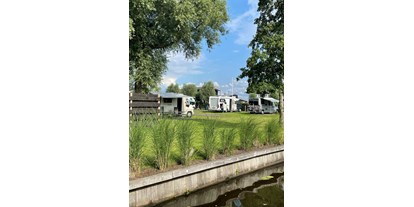 Motorhome parking space - Surhuisterveen - Grosse Stellplatz am Wasser. 
 - Camperplaats Oan ‘e Poel