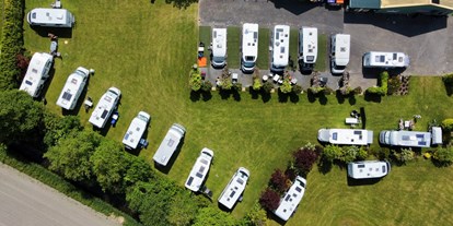 Motorhome parking space - Jelsum - Overzichtsfoto van bovenaf - Camperpark It Tún-Hûs