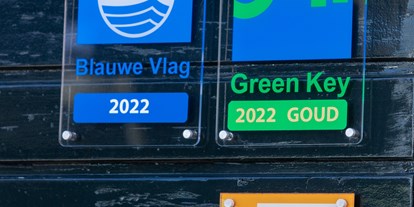 Reisemobilstellplatz - Art des Stellplatz: im Campingplatz - Loënga - Seit 2022 sind wir Green Key und Blue Flag angeschlossen.

Green Key ist das größte Nachhaltigkeitslabel für den Tourismus- und Freizeitsektor in den Niederlanden. Betriebe mit dem Gütezeichen Green Key tun alles, um die Umwelt zu schonen, ohne auf Komfort und Qualität für ihre Gäste zu verzichten. Sie gehen einen Schritt weiter, als es die normalen Gesetze und Vorschriften erfordern. - Recreatiebedrijf De Koevoet