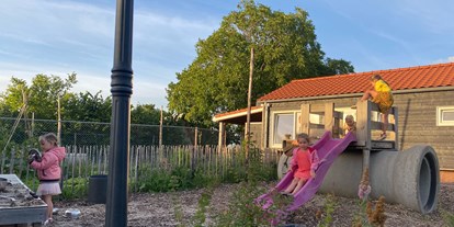 Reisemobilstellplatz - WLAN: am ganzen Platz vorhanden - Süd Zeeland - het speeltuintje voor het sanitair gebouw - Camping Zeeuws Genieten