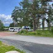 Posto auto per camper - Stellplatz für bis zu sechs Wohnmobile - Fågelsjö Gammelgård Bortom Åa