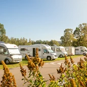 Espacio de estacionamiento para vehículos recreativos - Båstad Camping