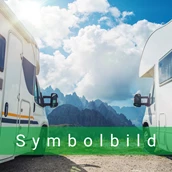 Posto auto per camper - Symbolbild - Camping, Stellplatz, Van-Life - Café & Dé ställplats
