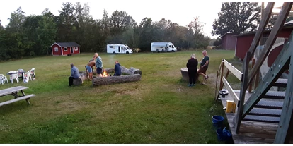 Reisemobilstellplatz - Wohnwagen erlaubt - Südschweden - Gemütliches Lagerfeuer und Grillplats - Abrahams Camp